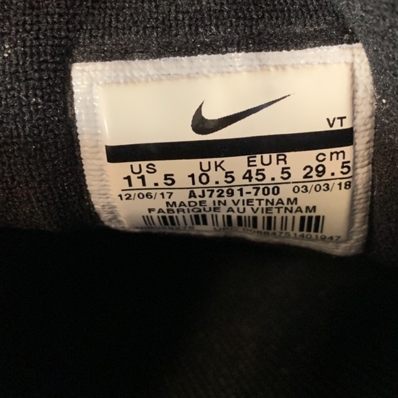 Sneakers - Picture 2 of 6